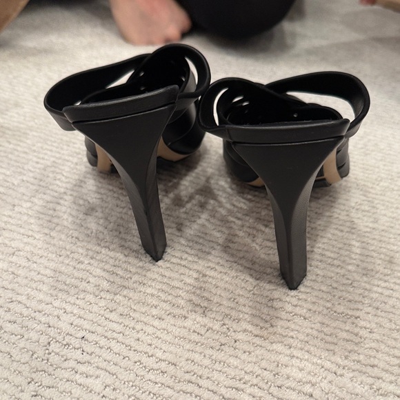 Bottega Veneta Black Intrecciato Leather Clogs. Super chic - Picture 4 of 5